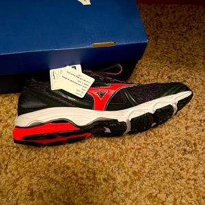 Too small. Never worn Mizuno running shoes womens size 7